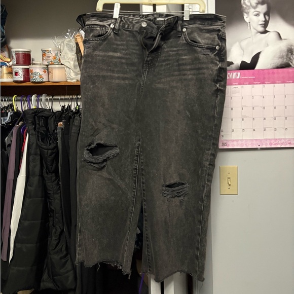Express Denim - Distressed Black Women's cropped Jeans